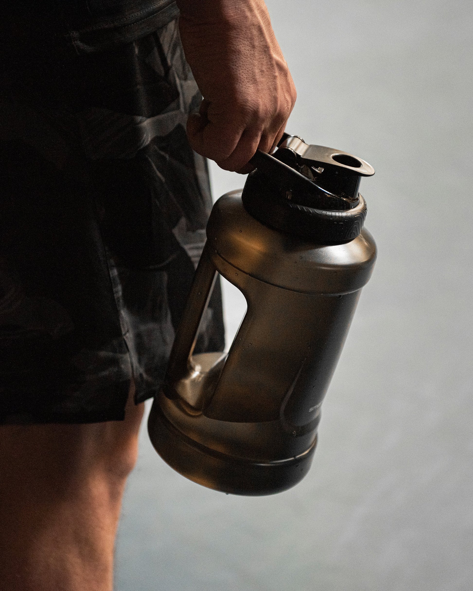 ultimate-jug-black-y6 Smartshake_Ultimate_Jug_black_lifestyle.jpg